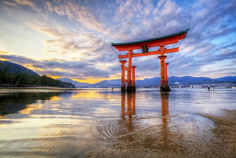 Cổng nổi ở miếu Itsukushima