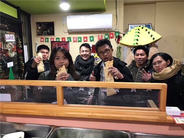 Du khách nước ngoài đến chơi Nhật Bản tỏ ra thích thú với món bánh mì Việt