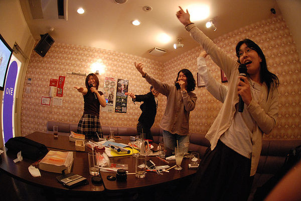 Du học Nhật Bản - Trải nghiệm phong cách karaoke tại Nhật Bản