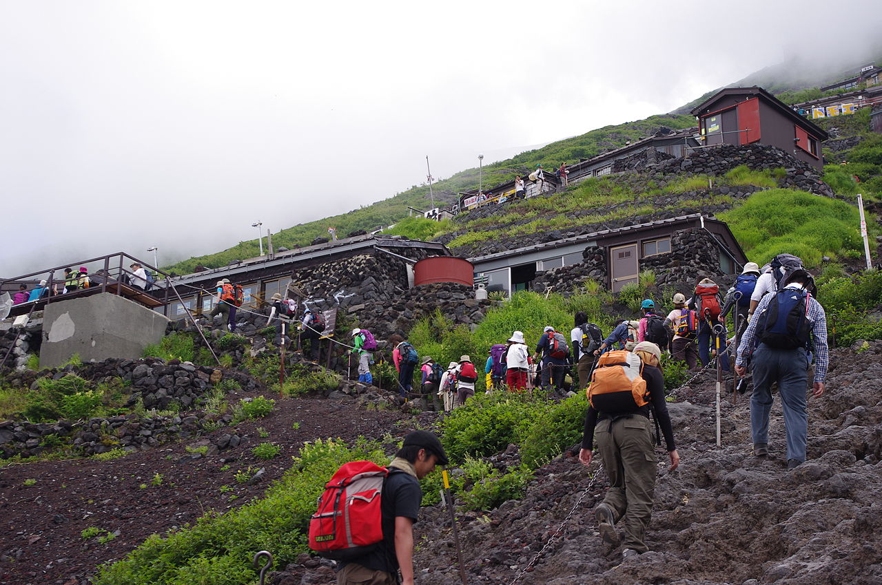 Kinh nghiệm, lưu ý khi leo núi Phú Sĩ, Nhật Bản tự túc: Đường lên núi rất khó khăn vì núi là một ngọn núi lửa nên không có cây cối