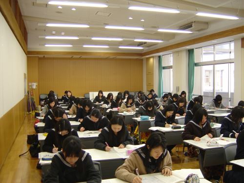 Học sinh Nhật Bản phải tham dự 1 kỳ thi quan trọng quyết định tương lai của mình