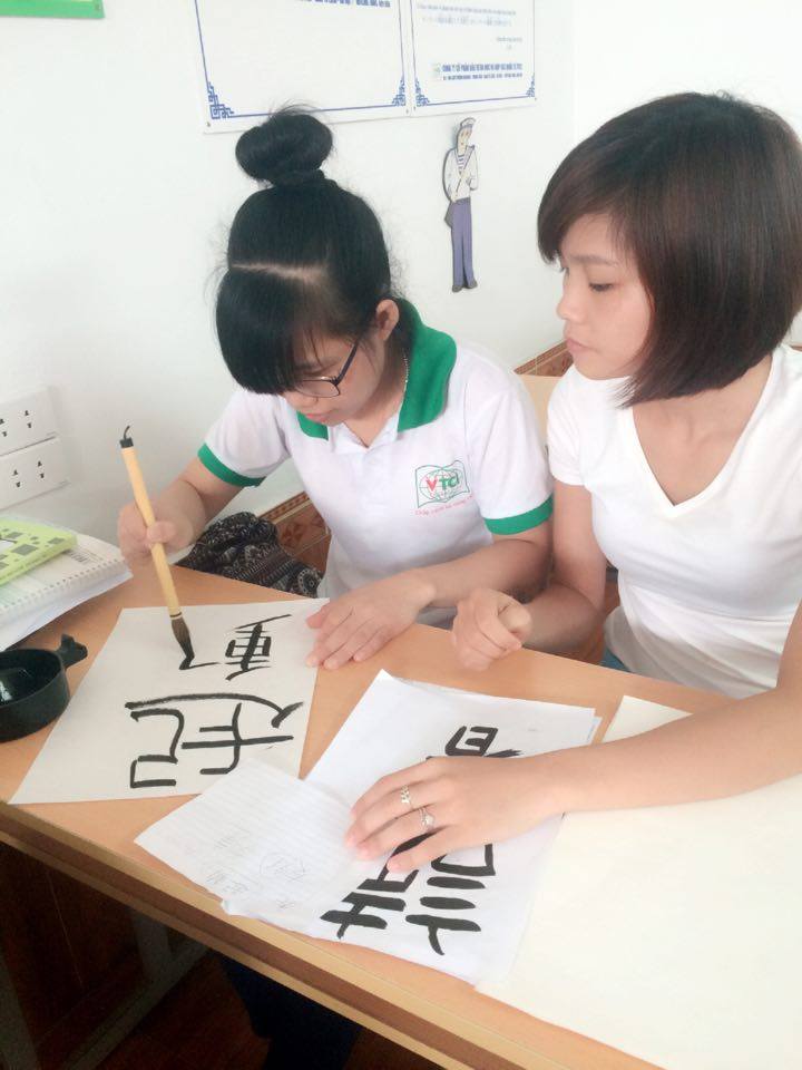 Du học sinh VTC1 trong giờ học viết Kanji